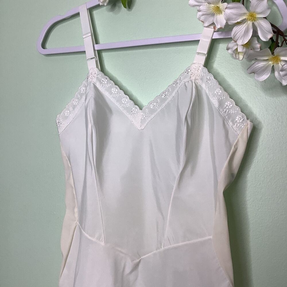 Vintage Lorraine Two Tone Color Block Floral Embroidery Full Slip Contour Cup